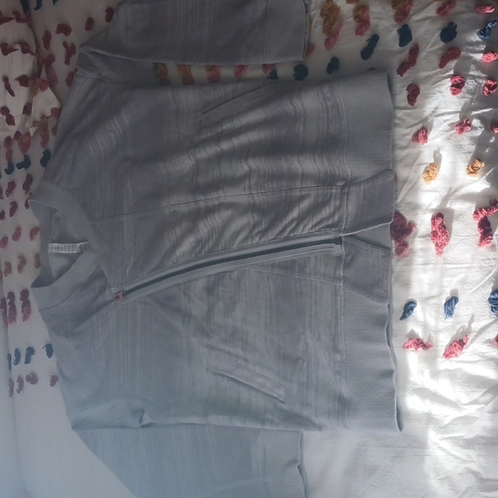 LULULEMON GRAY ZIP UP SWEATSHIRT SIZE 6